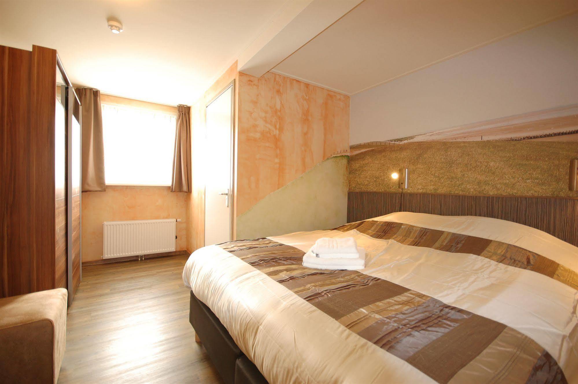 Hotel Bij Hen Op Ameland à Hollum  Extérieur photo